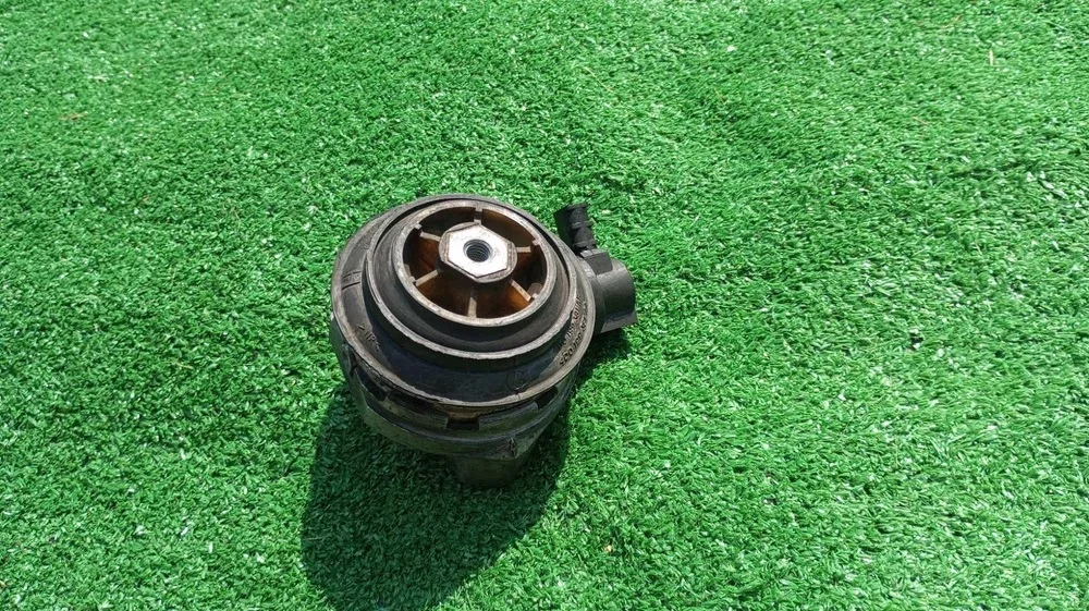 Motorfäste vänster Audi A8 D2 V8