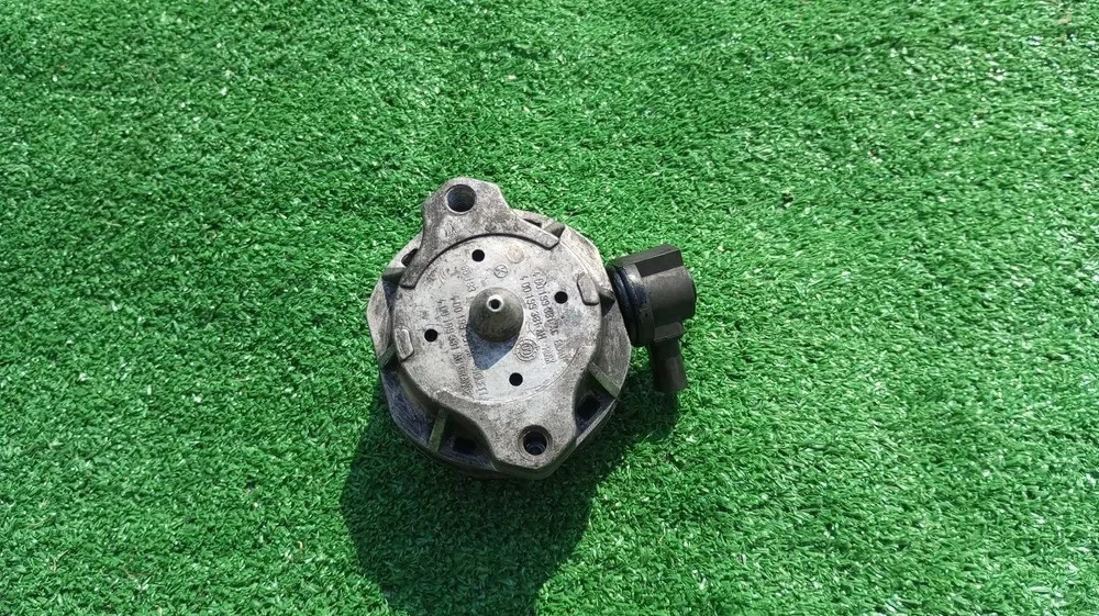 Audi A8 D2 Engine Mount Left Used image 4