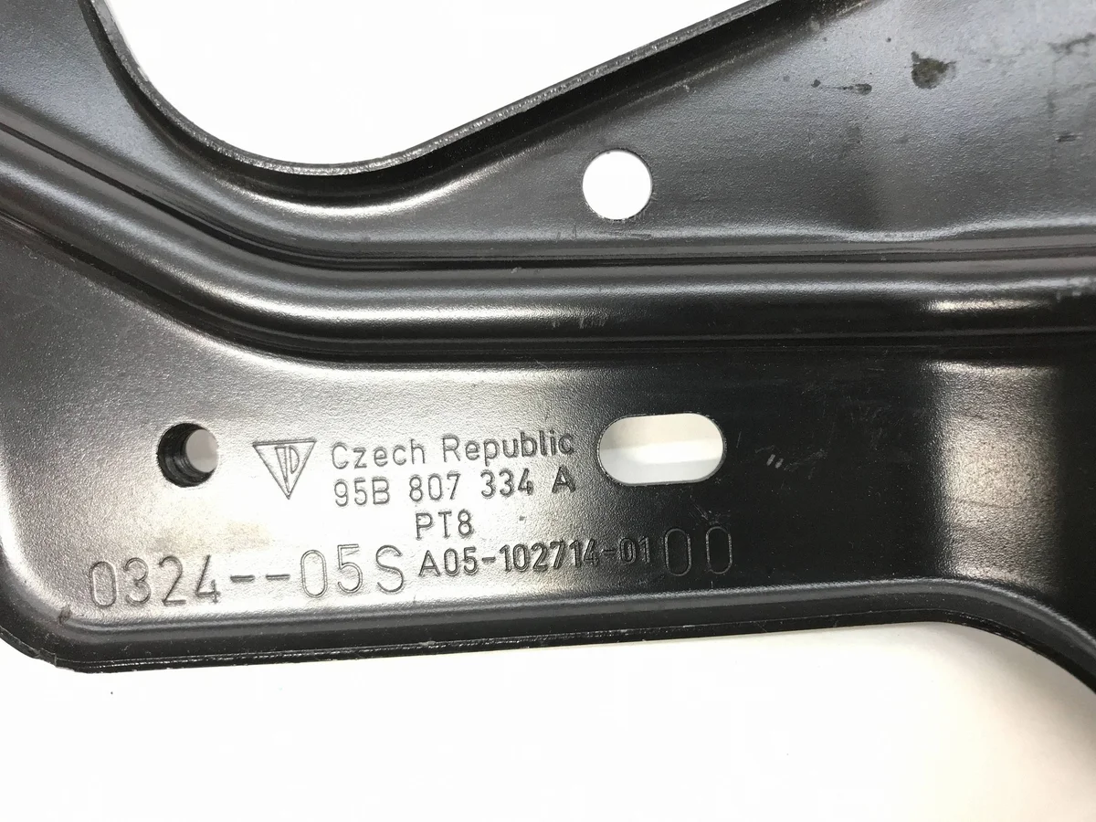 Porsche Macan 95B fäste höger 95B807334A image 4