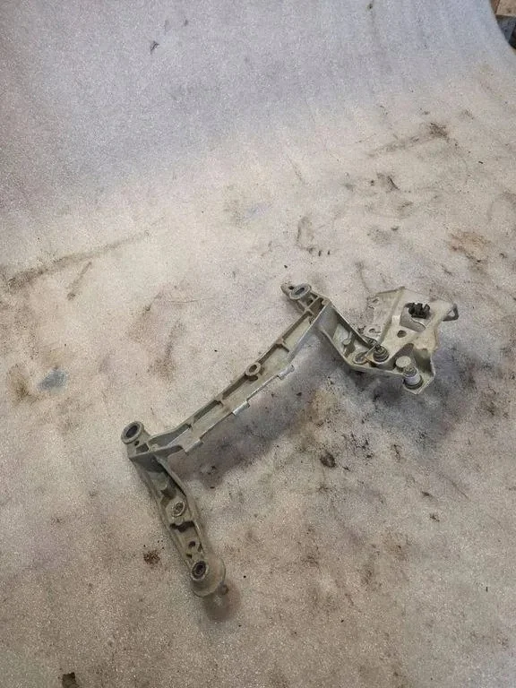 Support compresseur suspension Audi Q7 7L0616879