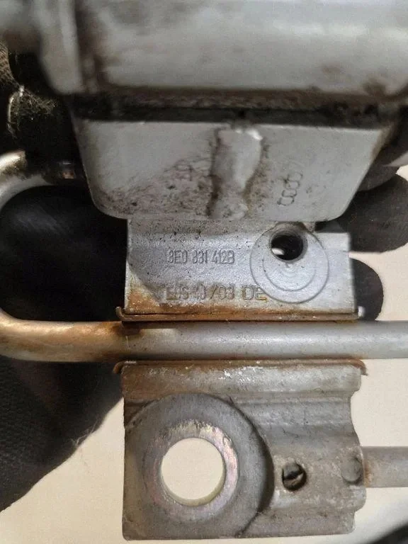 Charnière capot droit Audi A4 B6 8E0831412B image 3