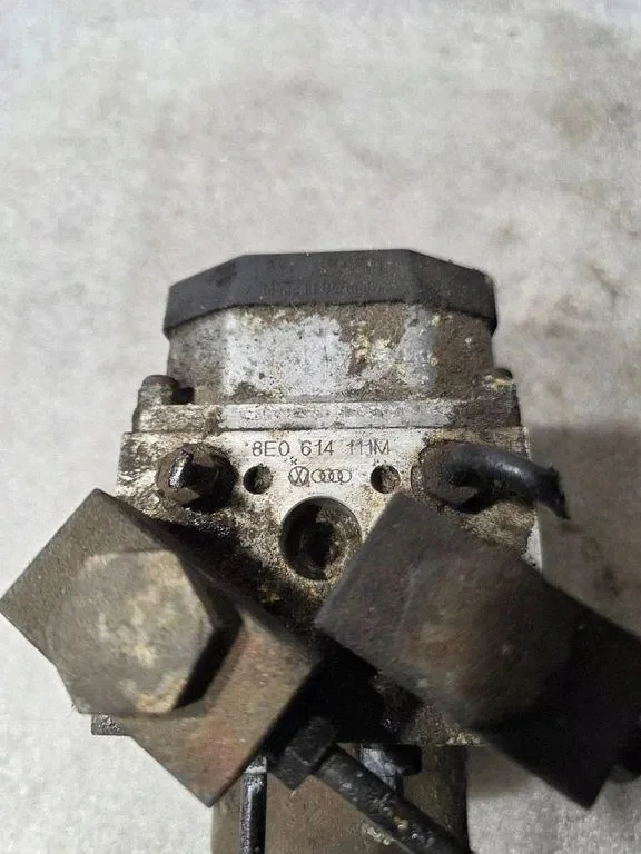 Pompe ABS Audi A4 8K2 B8 8E0614111M image 4
