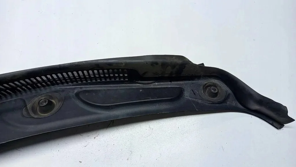 BMW X1 F48 Wischerabdeckung gebraucht OEM 7350591 image 3