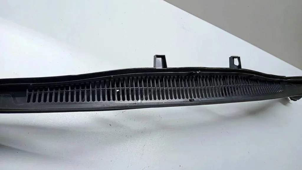 BMW X1 F48 Wischerabdeckung gebraucht OEM 7350591 image 4
