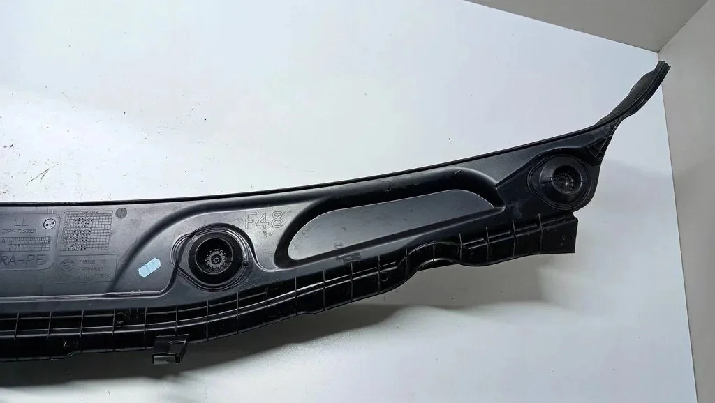 BMW X1 F48 Wischerabdeckung gebraucht OEM 7350591 image 5