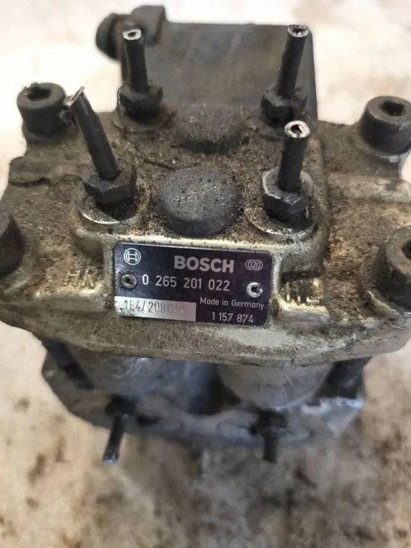 BMW 7 E32 ABS Pump 0265201022 image 5