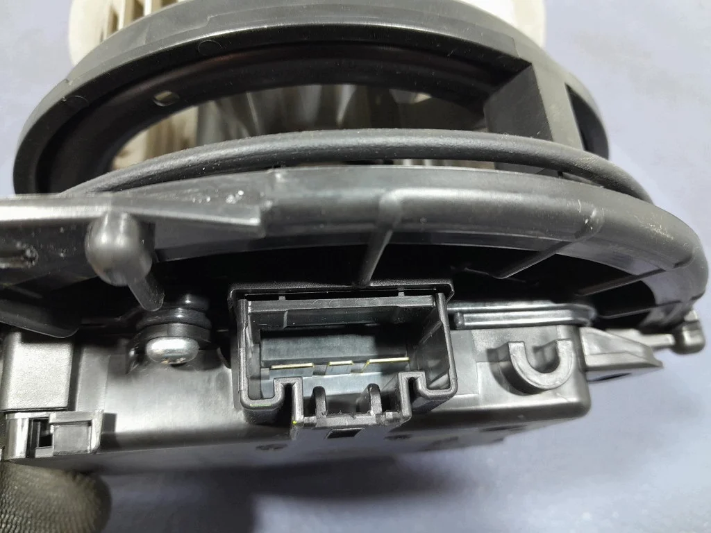 Toyota Corolla E21 Blower Motor Used L-349174- image 4