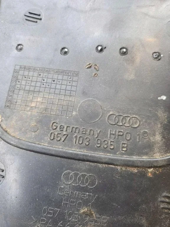 Engine Cover Audi A8 D2 3.3 TDI 057103935B image 4