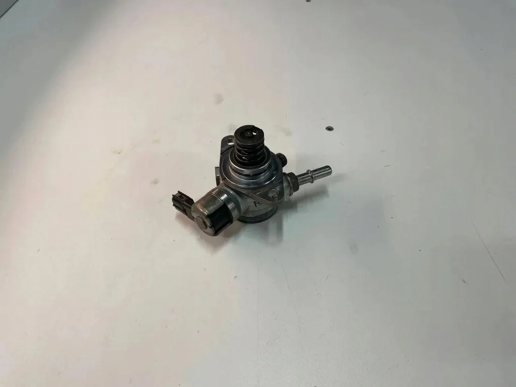 Polttoainepumppu CM5E-9D376-CB Ford Focus MK3