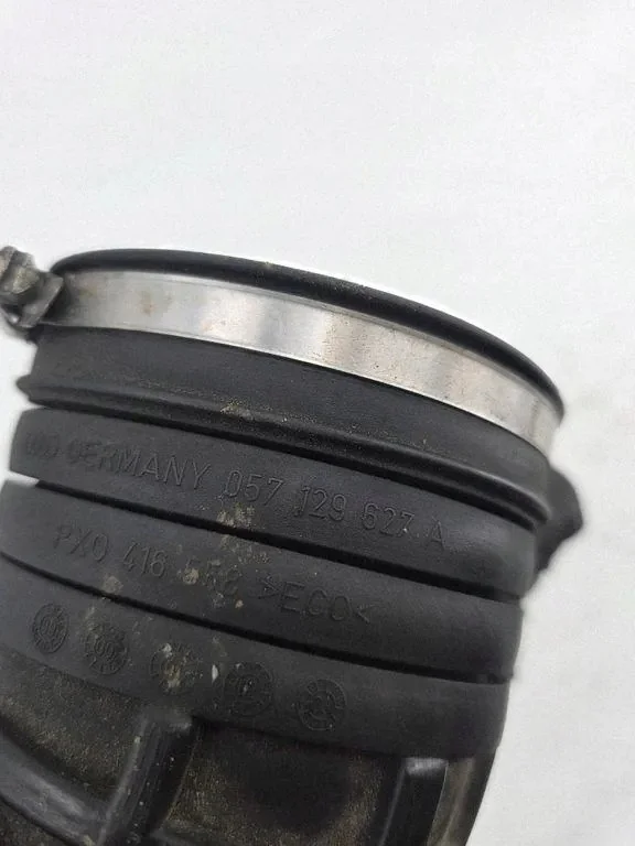 Audi A8 D2 Intercooler Pipe 057129627A image 3