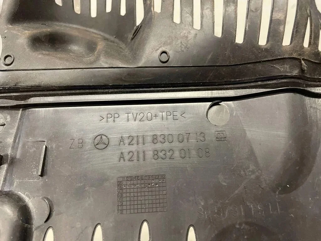 Pièce compartiment moteur Mercedes-Benz E W211