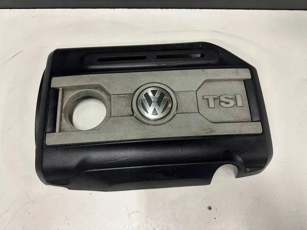 Couvercle supérieur moteur VW Passat B6 06J103925K