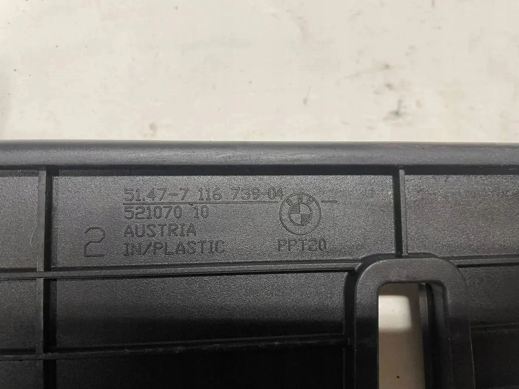 BMW E61 Trunk Divider Strip 7116739