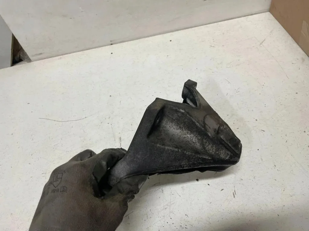 Motorfäste Vänster BMW E61 3.0L Diesel