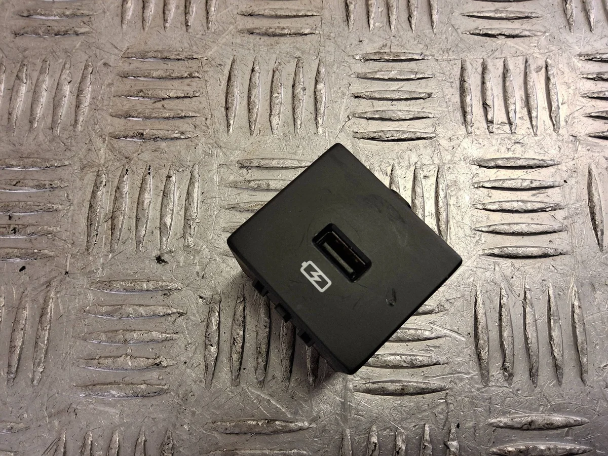 SsangYong Rodius USB Socket 8122021000 image 2