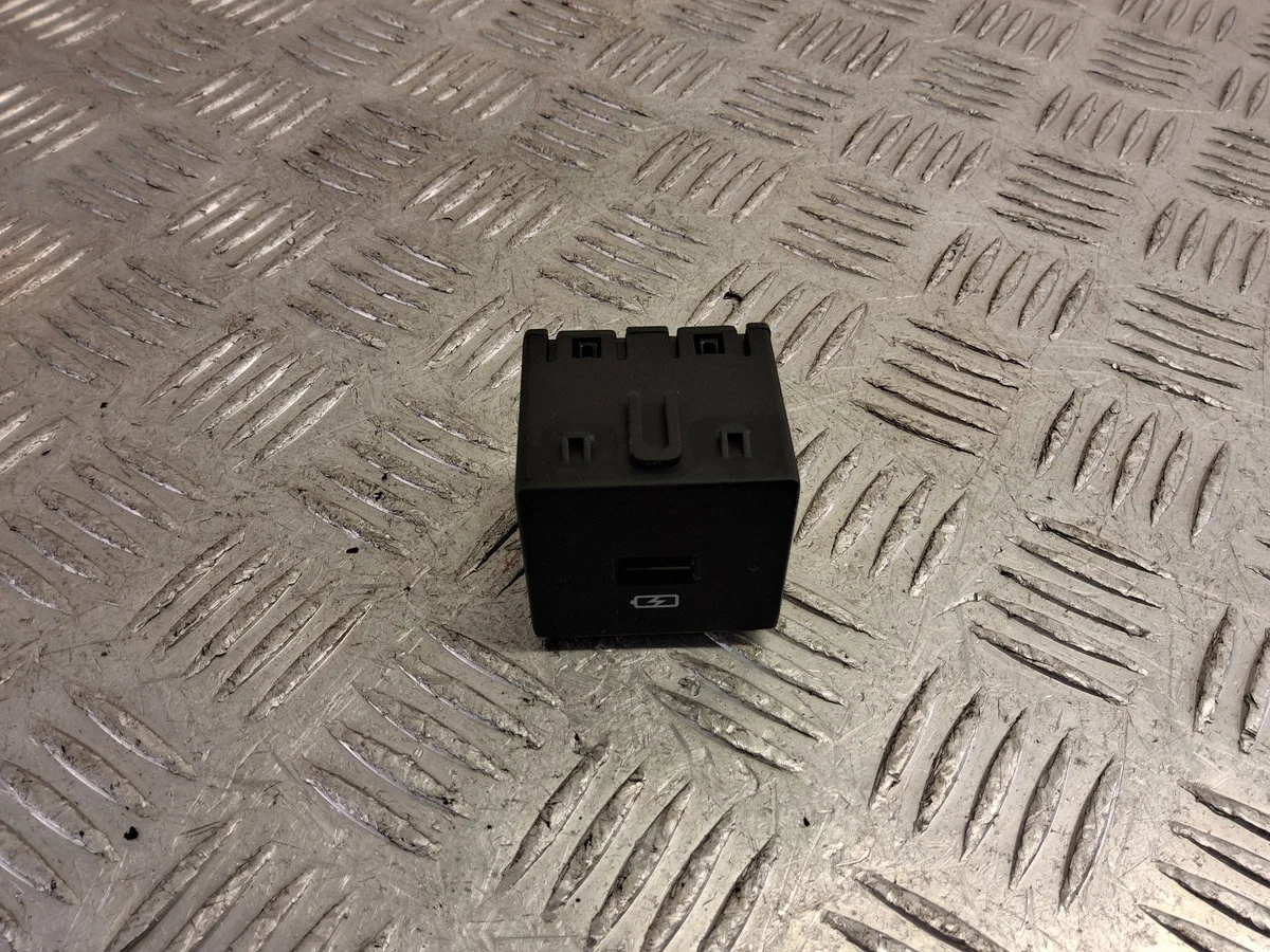 SsangYong Rodius USB Socket 8122021000 image 4