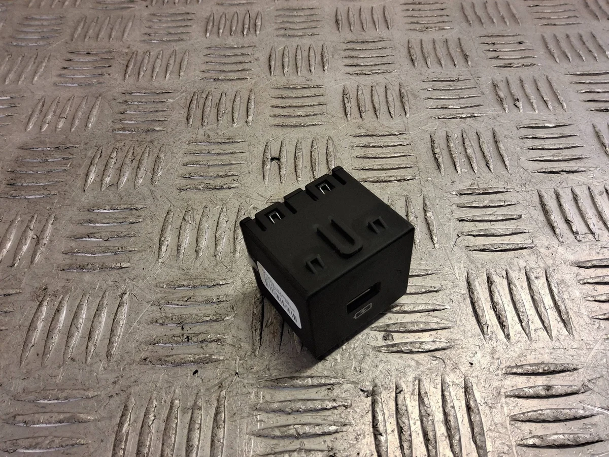 SsangYong Rodius USB Socket 8122021000 image 5