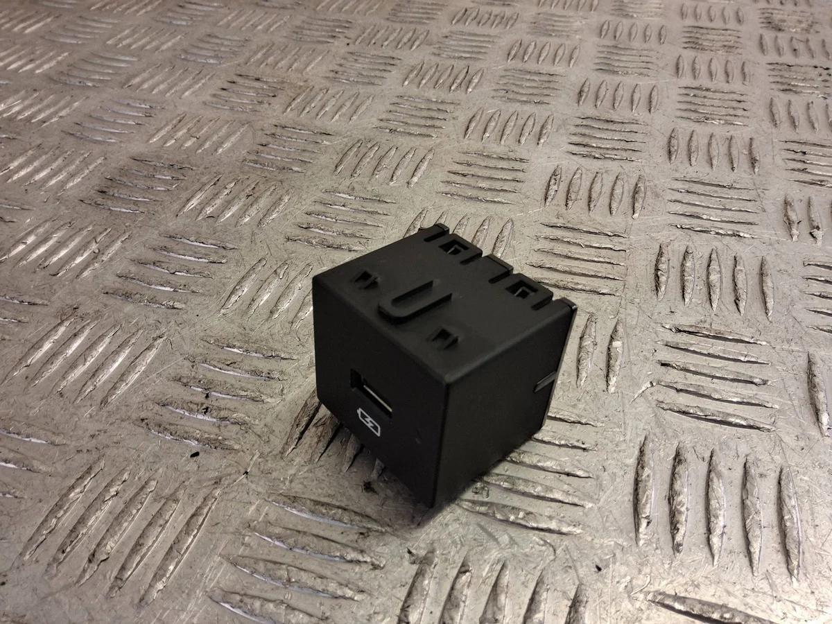SsangYong Rodius USB Socket 8122021000 image 6
