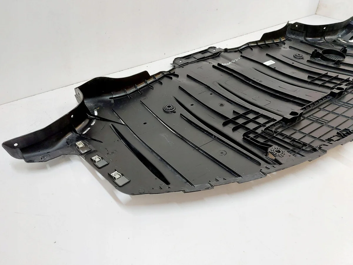 Tesla Model 3 takapuskurin alaosa image 3