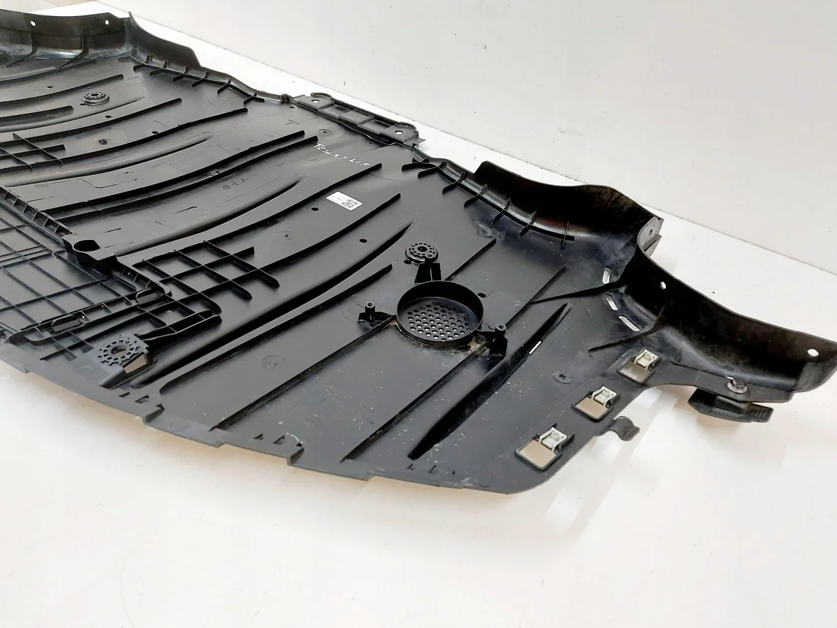 Tesla Model 3 takapuskurin alaosa image 4