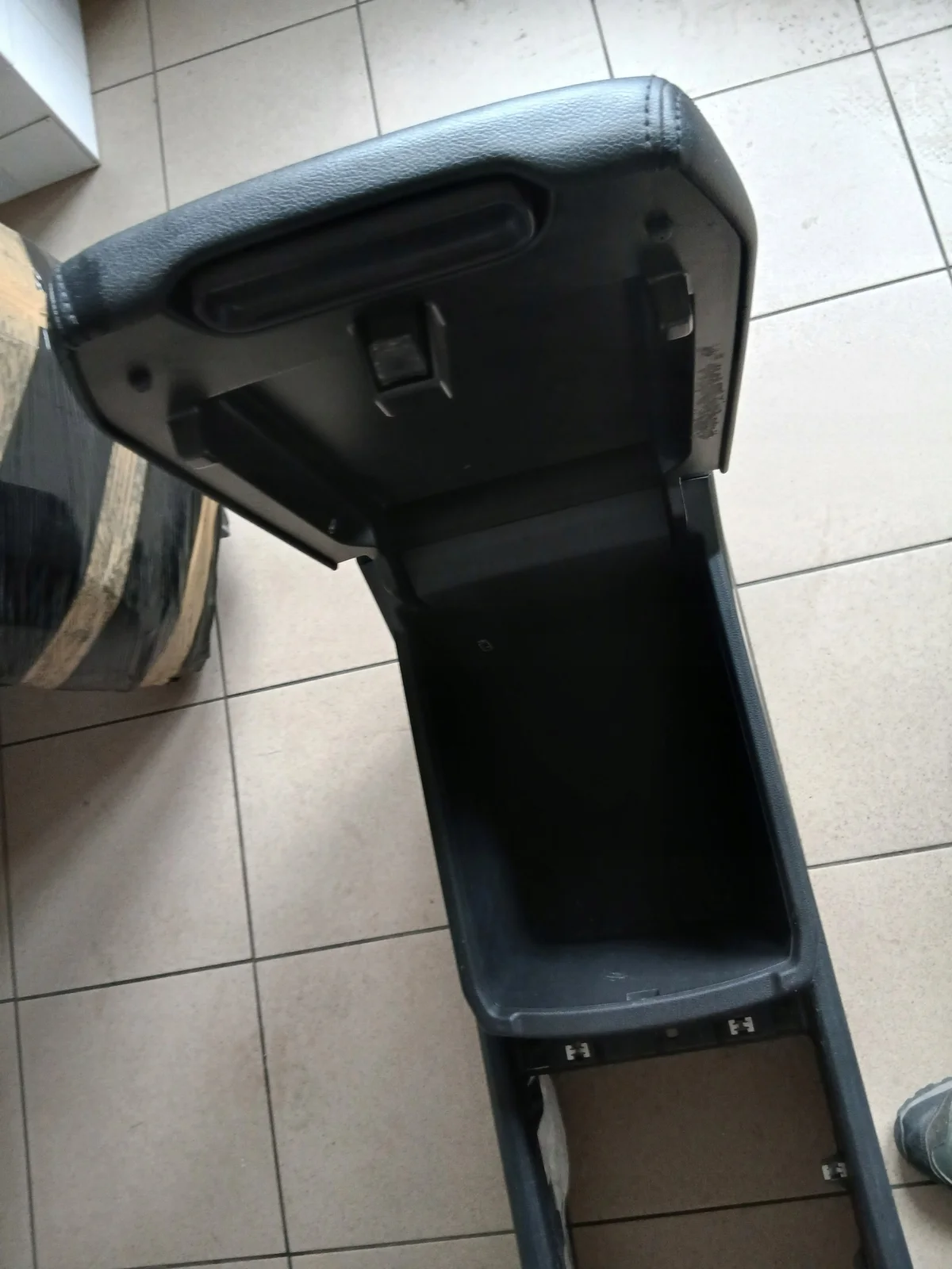 VW Atlas 2017- Túnel Console Central Usado image 4