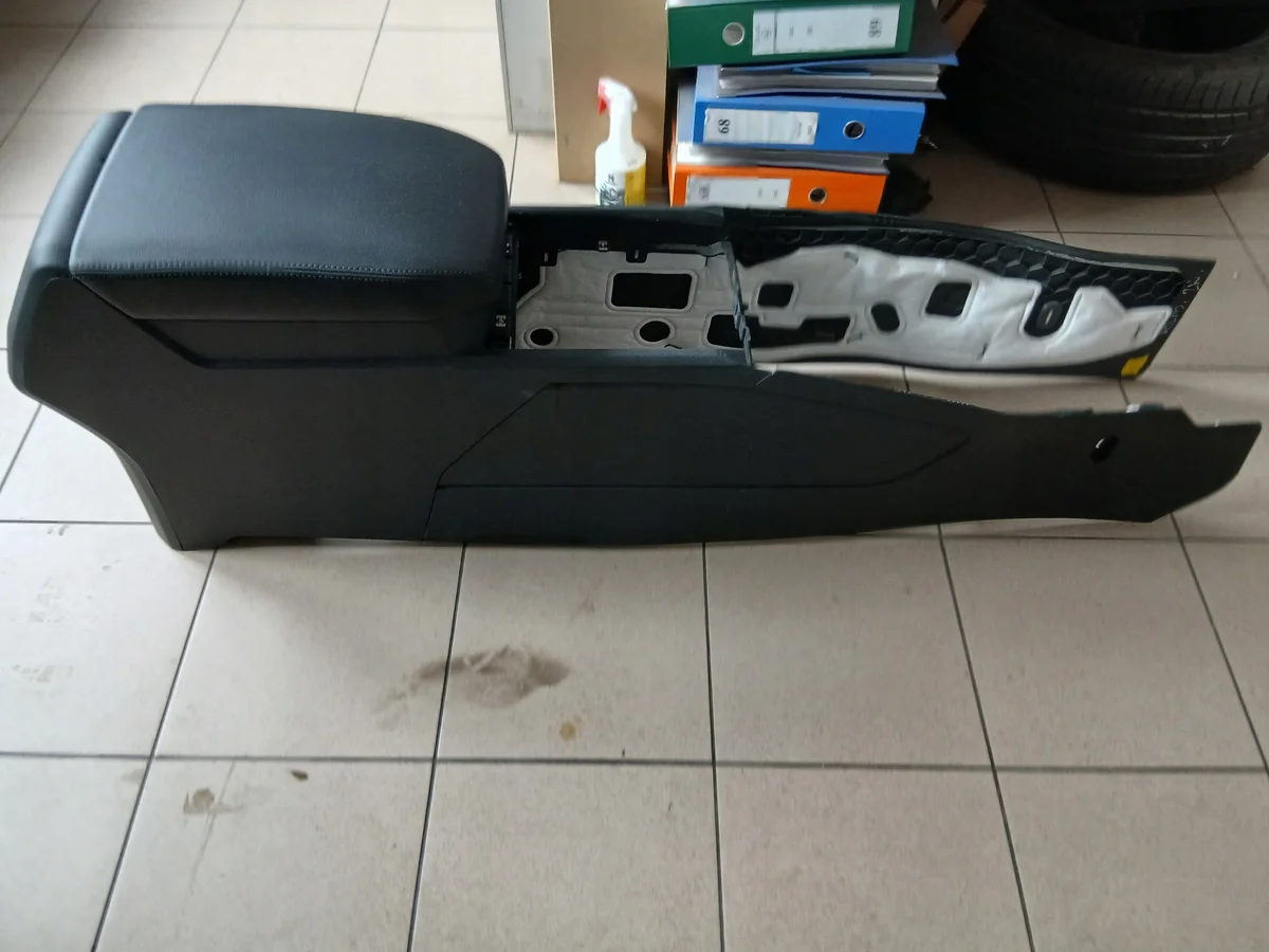 VW Atlas 2017- Túnel Console Central Usado image 5