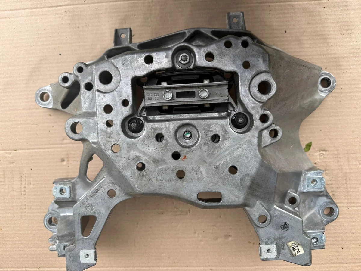 Tukijalka vaihdelaatikolle Audi SQ7 4M0399262C