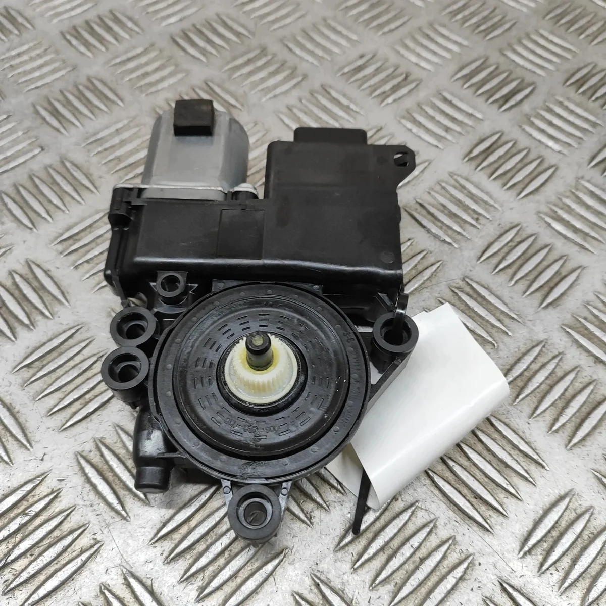 Genesis GV60 vänster framdörr motor 82450CU000 image 3