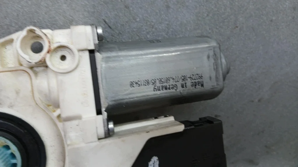 Motor fönsterhiss höger fram VW Passat B6