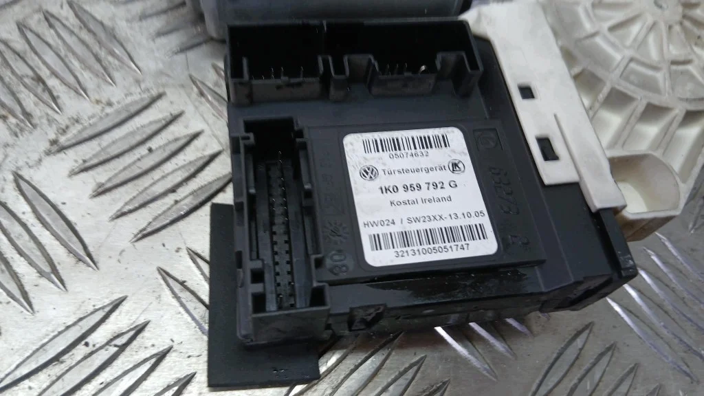 Fensterheber Motor Rechts Vorne VW Passat B6 image 4