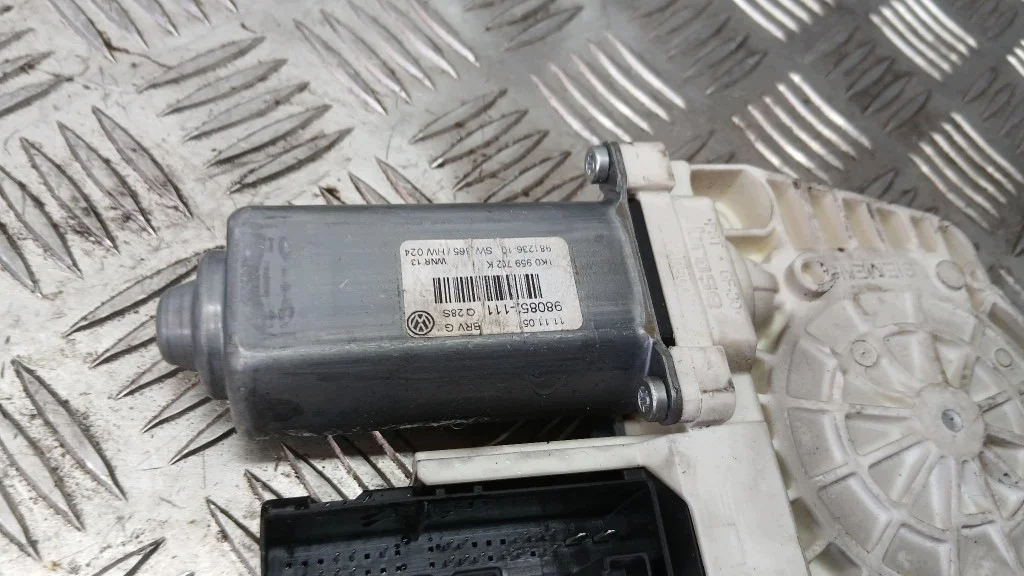 Fensterheber Motor Rechts Vorne VW Passat B6 image 5