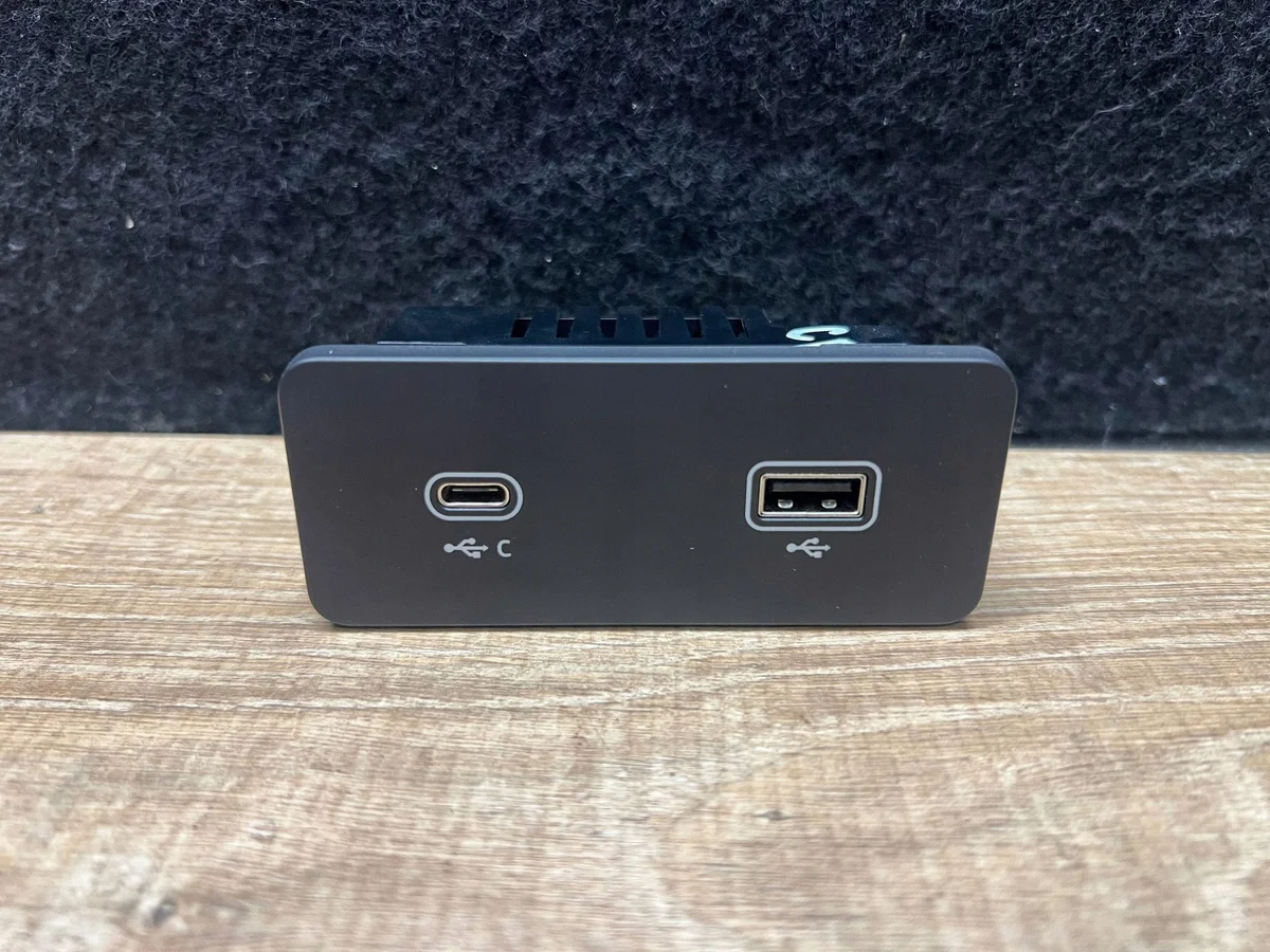 Port USB-C Jaguar Land Rover L8B2-19E110-DE