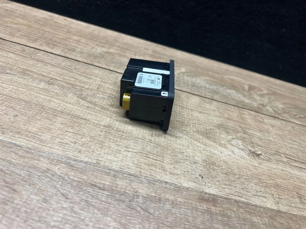 Jaguar Land Rover USB-C port L8B219110DE image 3