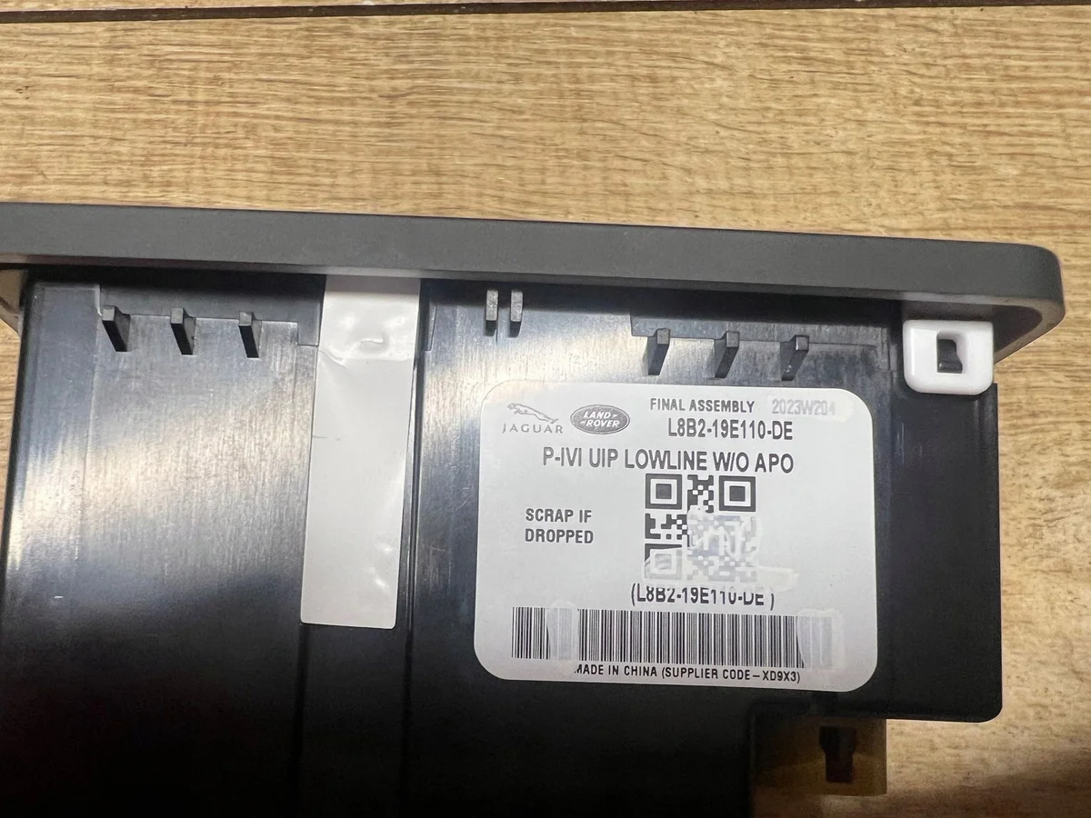 Jaguar Land Rover USB-C port L8B219110DE image 4