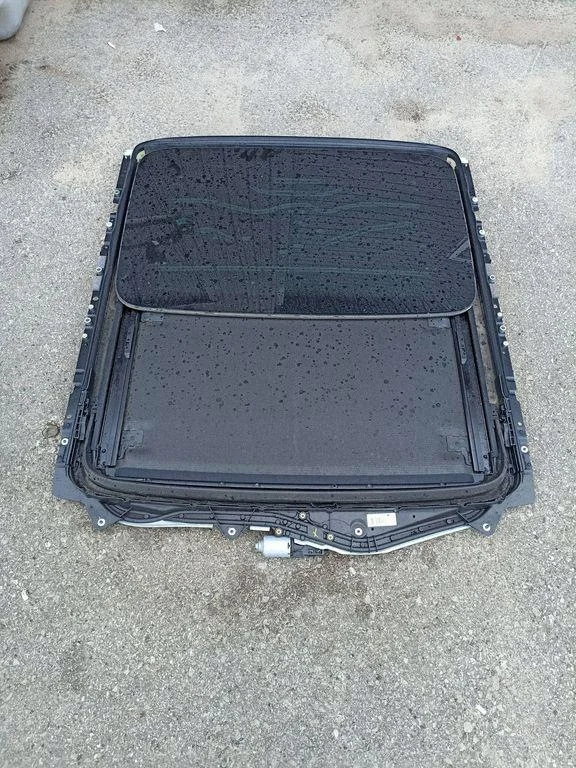 Kattoluukku BMW 7 (F01, F02) 1724655F