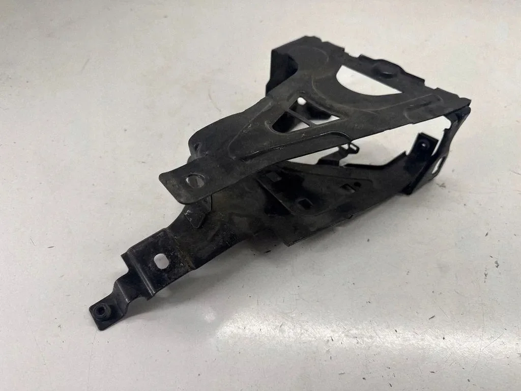 BMW F10 F11 Scheinwerferhalterung links gebraucht image 5