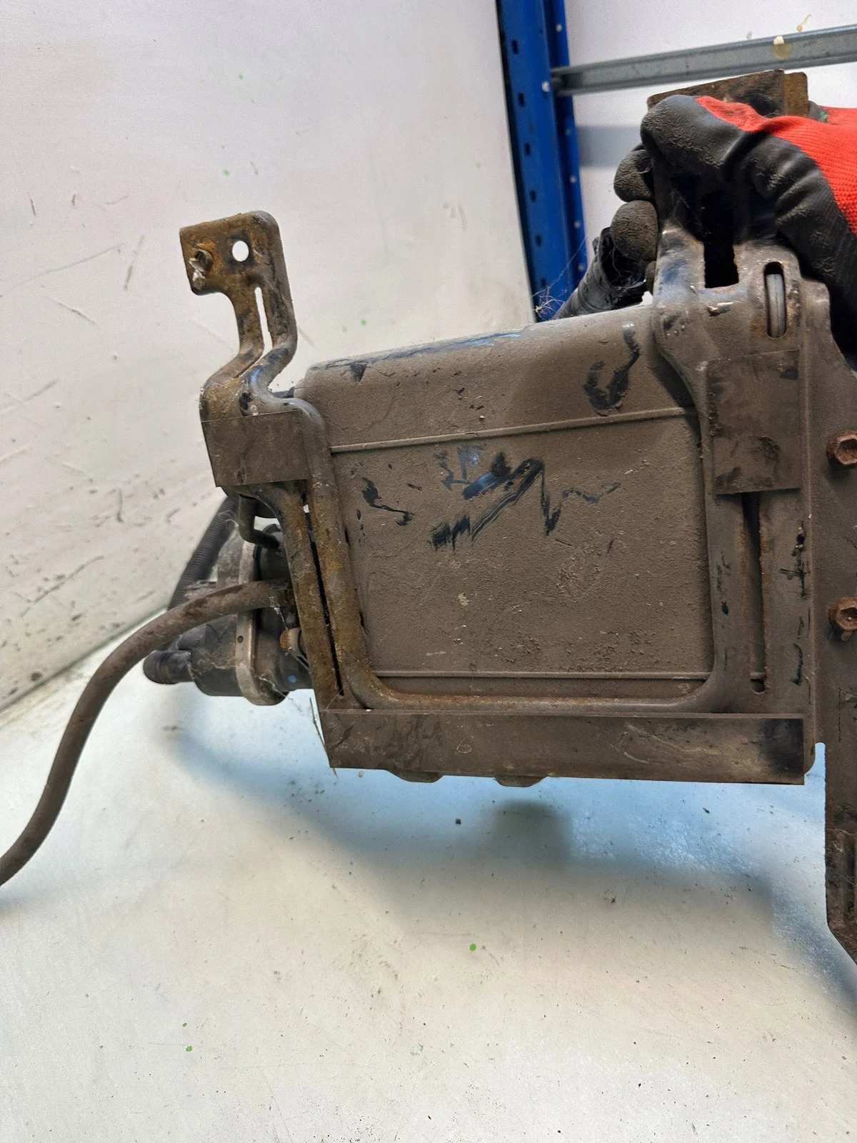 Toyota Scion TC Polttoaineputken hiilisuodatin image 3