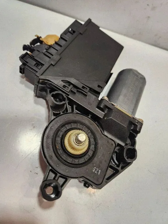 Audi A4 S4 B6 bakre fönstermotor 105849101