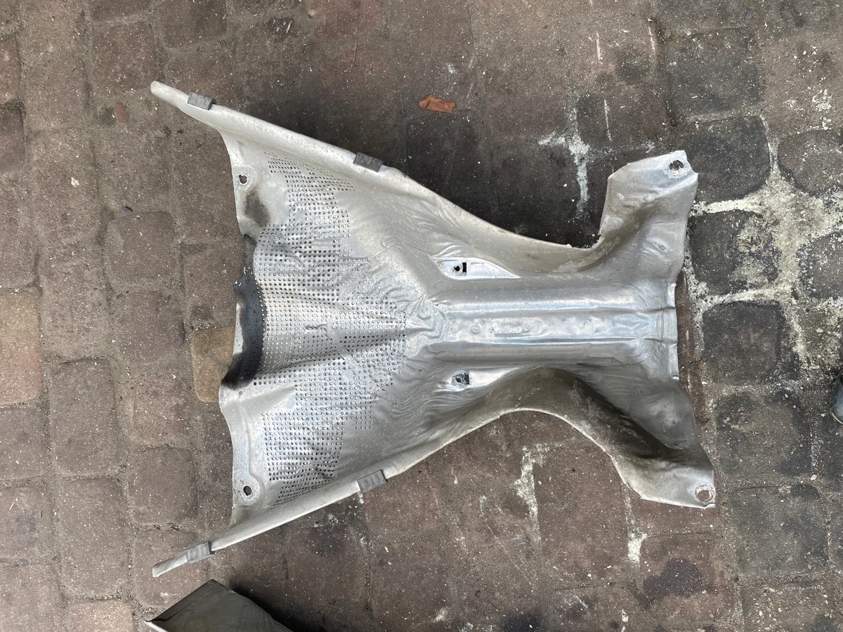 BMW E39 Fuel Tank Heat Shield 8159962 image 3