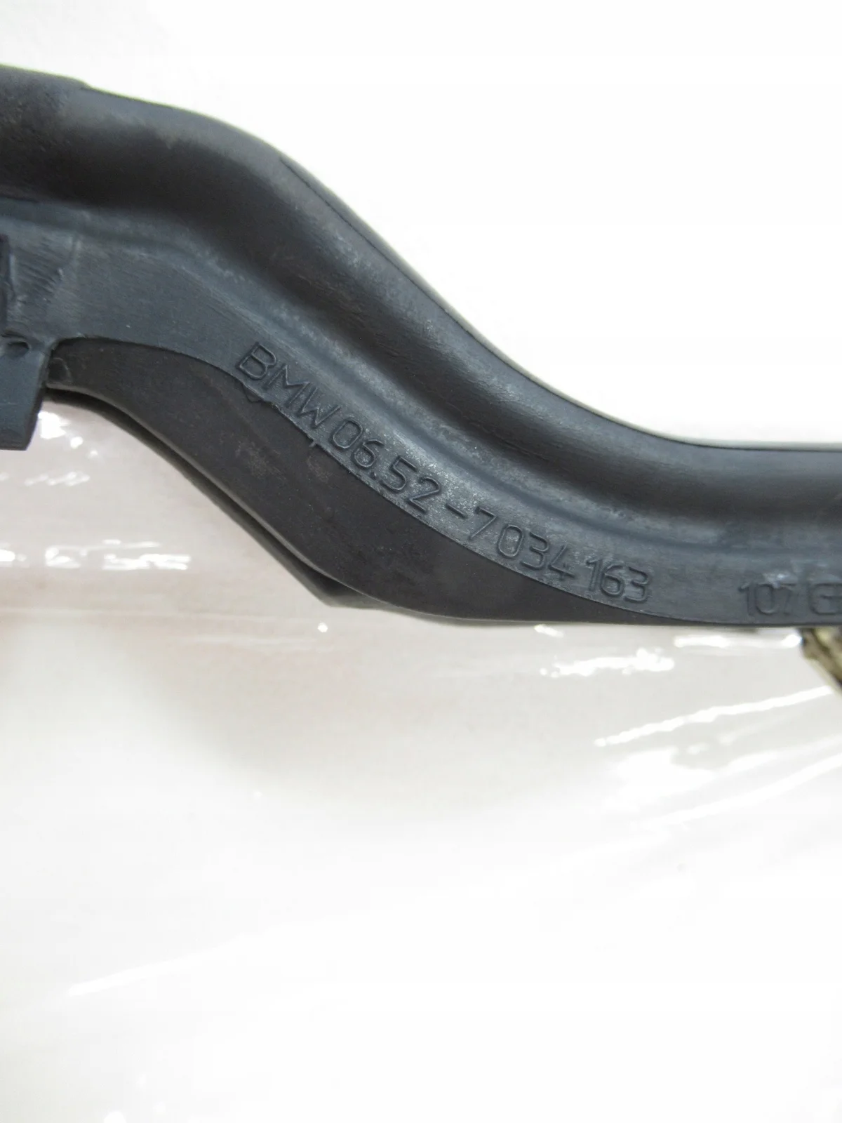 Joint couvercle compartiment moteur BMW E60 E61 image 7