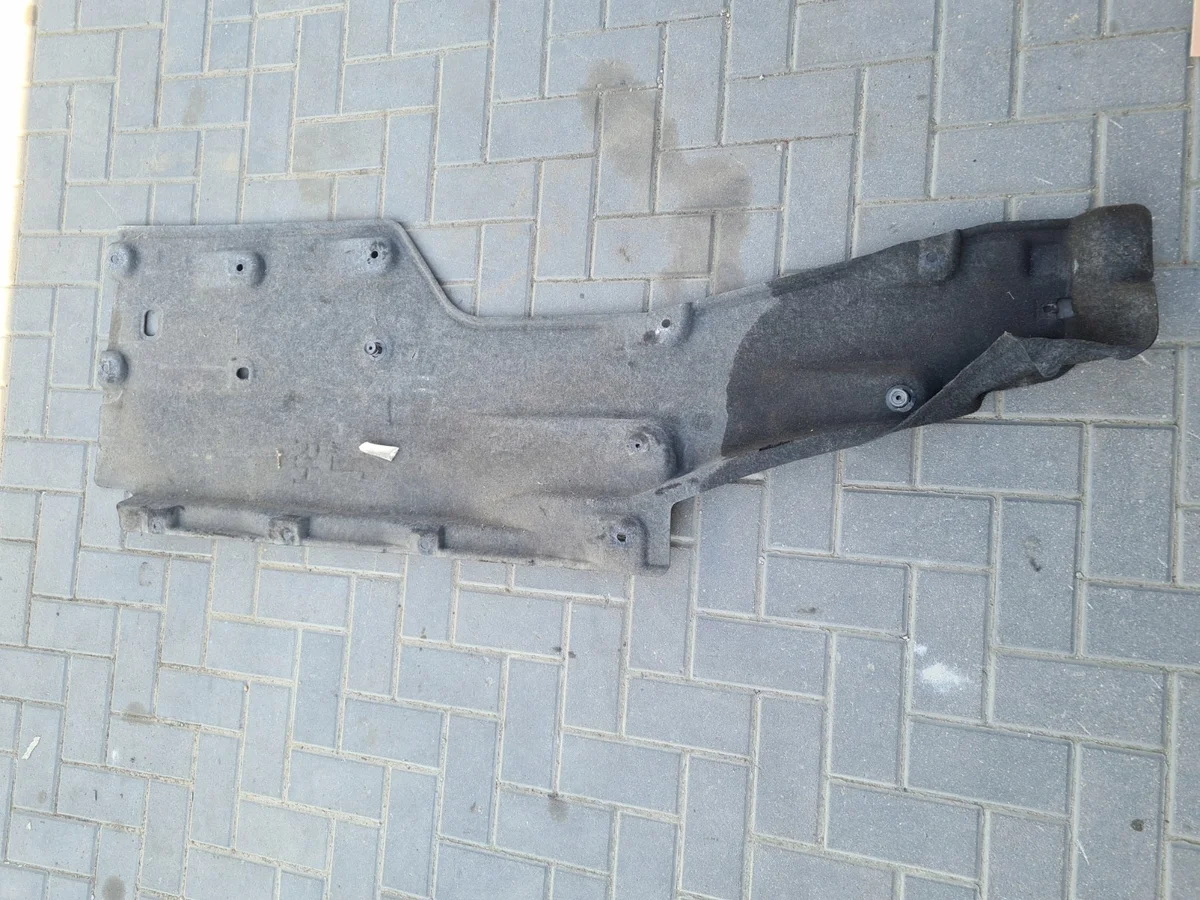 Chrysler 68227432AB Cubierta Chasis Usada