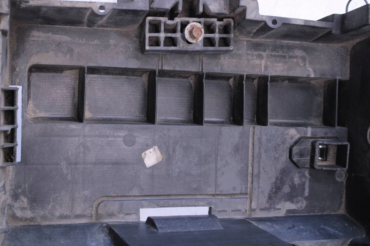 Dodge RAM IV Akun Kiinnike 68095940AA image 10