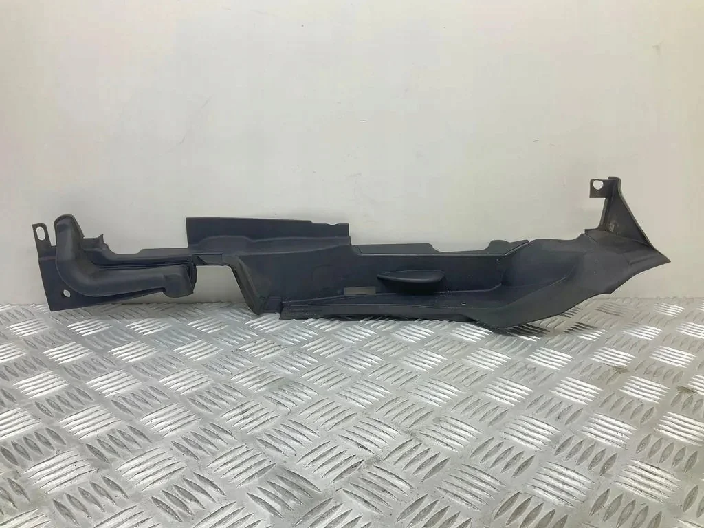 Lokasuojan pääty Audi A4 B9 8W0821170B