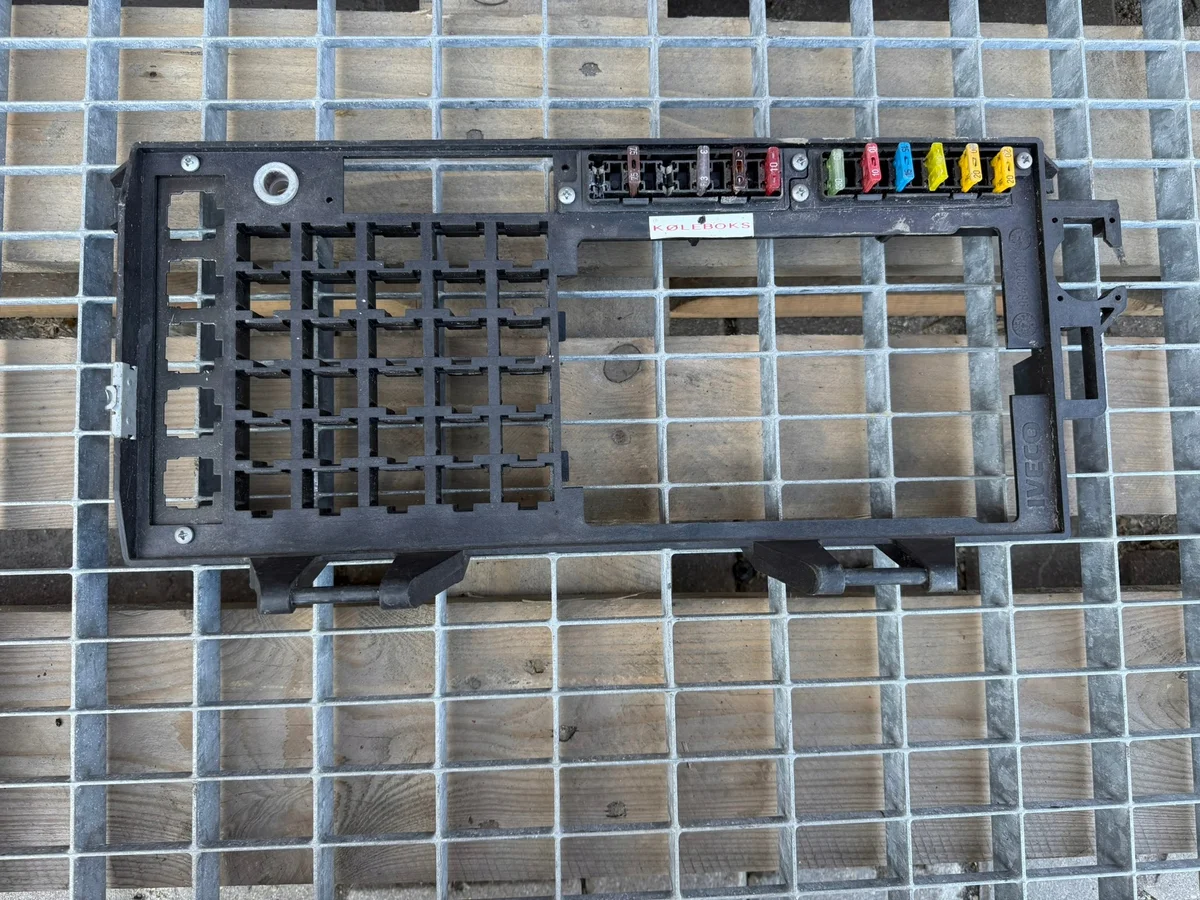 Boîte à fusibles IVECO EUROCARGO 98439292