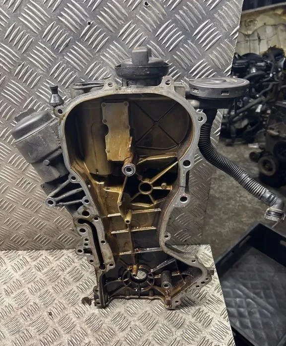 Abdeckung Steuerkette VW Golf V 1.6L 03C109211G image 4