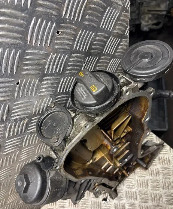 Abdeckung Steuerkette VW Golf V 1.6L 03C109211G image 6