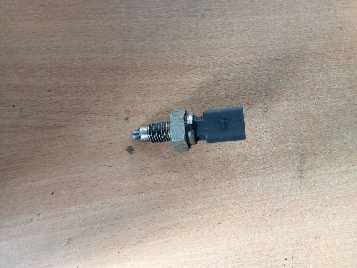 Sensor de marcha-atrás VW Golf V 02K945415C