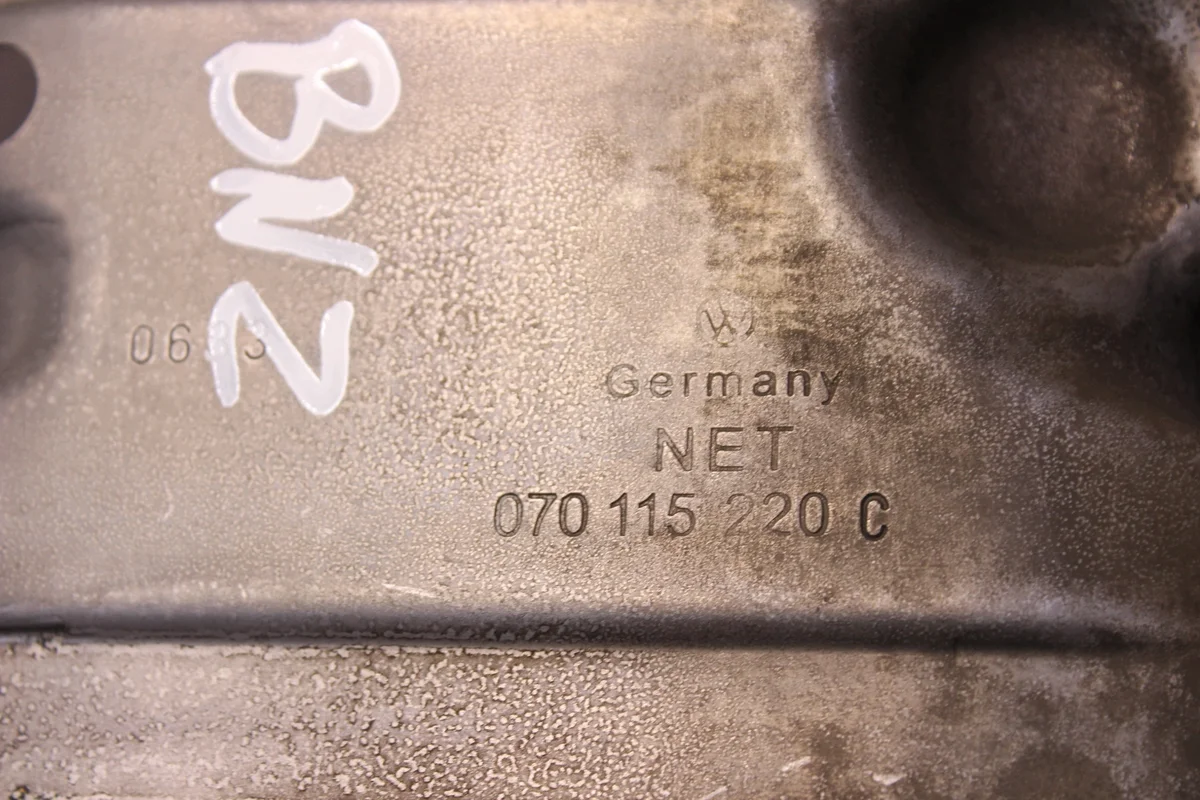 VW T5 Touareg 7L 2.5TDI BNZ Öleinfüllstutzen image 3