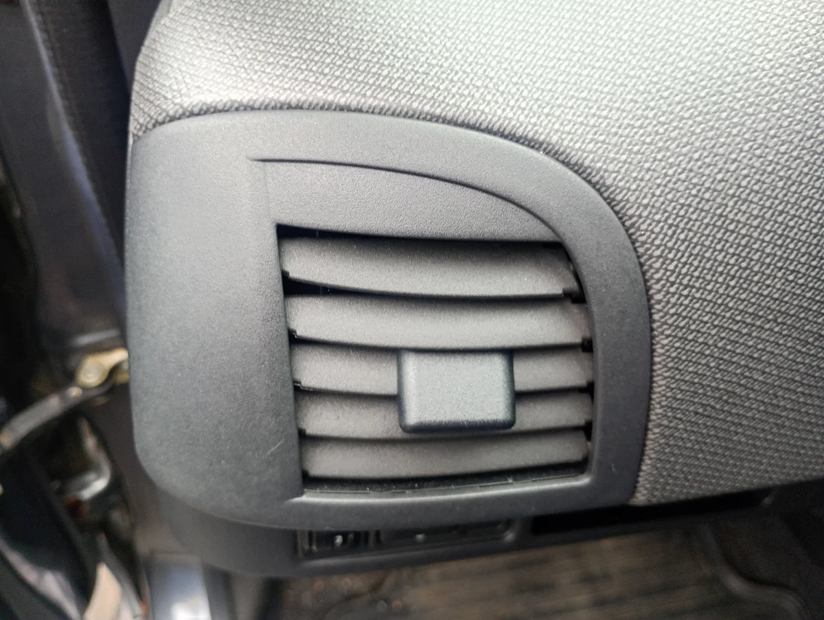 Nissan Micra K12 ilmastointiritilä vasen