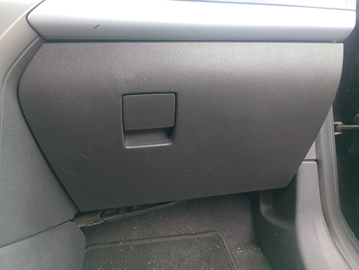 Opel Astra H GTC FL Handschuhfach MM-0209-68 image 3